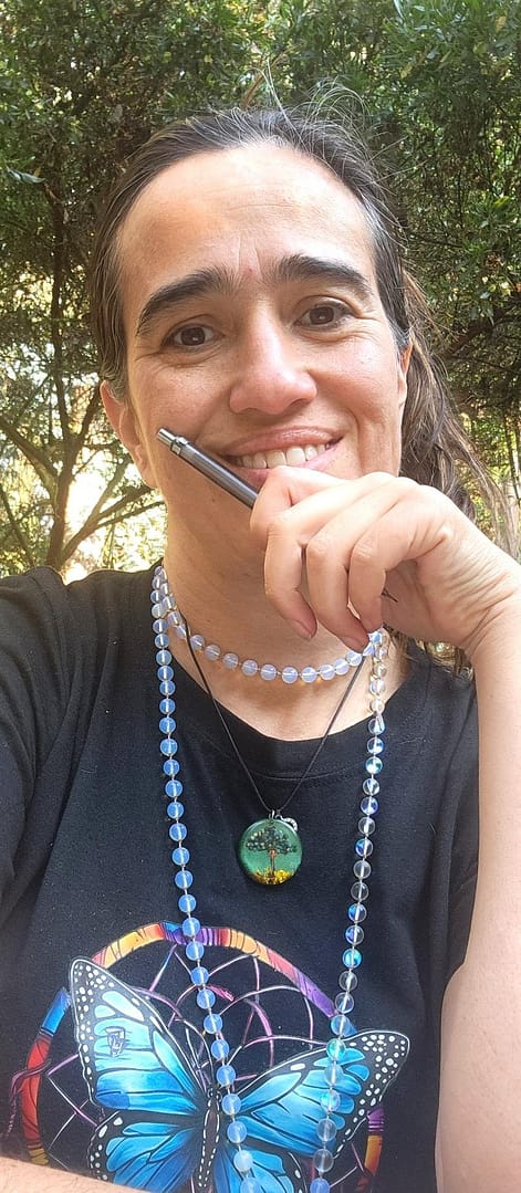 Retrato de Cata Heincke sonriendo, con una mariposa en su camiseta, simbolizando su capacidad para ver el potencial de cada persona y acompañar su despliegue.